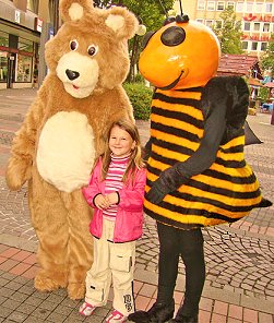 Maskottchen Baer Biene am Fr�hlingsfest 