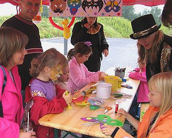 Basteln mit Kinder vor Einkaufzenter