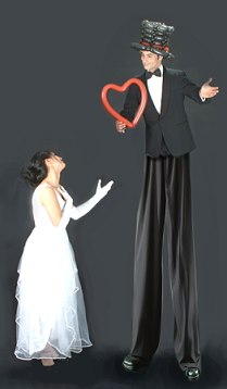 Eleganten Stelzenl�ufer mit Braut nach der Hochzeit